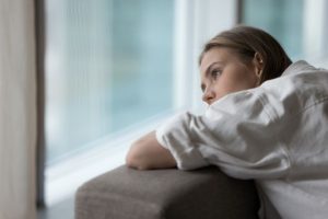 ソファでうなだれる女性